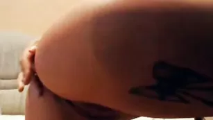 Импозантная брюнетка tittsbaby трахает обе дырочки