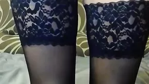 Озорная бикса LadyMillion ласкает бритую вагину