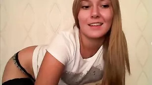 Сексуальная малышка pussycat лежит в черных чулочках