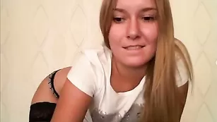 Сексуальная малышка pussycat лежит в черных чулочках