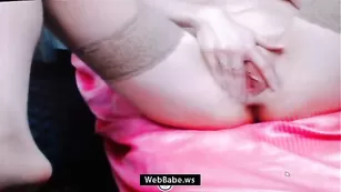 Малышка в чулках luizasky смачно трахает анал