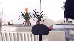 Отличная самка в очках HornyDoll 6 показывает интимные места