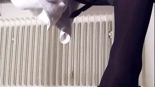 Отличная самка в очках HornyDoll 6 показывает интимные места