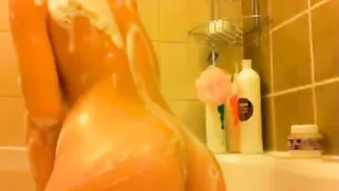 Шальная краля Toffi моется в ванне