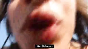 Симпатичная проказница Maria мандражирует киску на свежем воздухе