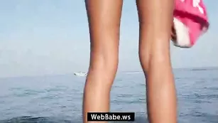 Симпатичная проказница Maria мандражирует киску на свежем воздухе