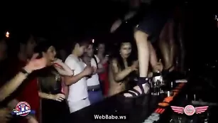 Выпившая шлюшка танцует в клубе стриптиз