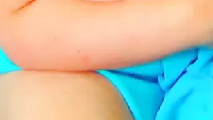 Изящная кобыла crazydaisy трахает пизду двумя игрушками