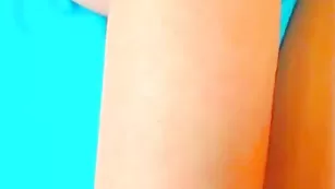 Изящная кобыла crazydaisy трахает пизду двумя игрушками