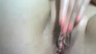 Аппетитная курва lana мастурбирует бритую вагину