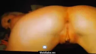 Горячая шмара melissa19 ебет себя в анус