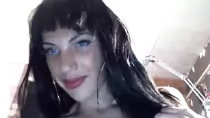 Озорная путана shockolady мастурбирует киску