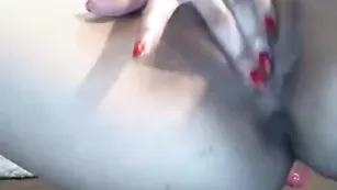 Озорная путана shockolady мастурбирует киску