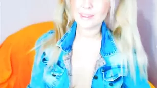 Голубоглазая блонда perfectionx мнет сисечки и лижет мороженко