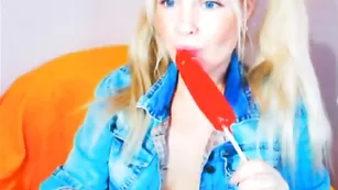 Голубоглазая блонда perfectionx мнет сисечки и лижет мороженко