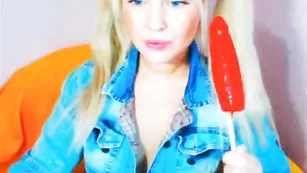 Голубоглазая блонда perfectionx мнет сисечки и лижет мороженко