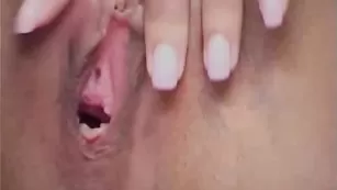 Озорная стерва HotDiva19 хвастается красивыми отверстиями