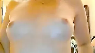 Смазливая путана SexyJess облизывает резиновые члены