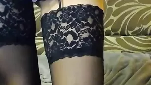 Цыпочка в чулках LadyMillion занимается онанизмом