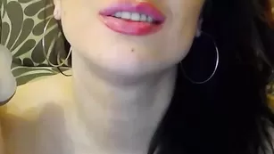 Цыпочка в чулках LadyMillion занимается онанизмом