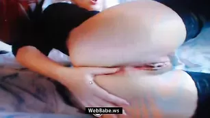 Солидная бестия swetty25 яро трахает дырки