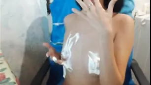 Роскошная брюнетка Julietta28 ласкает свои сосочки