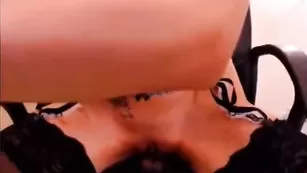 Хорошенькая кобыла SexyLilAshley долбит себя самотыком