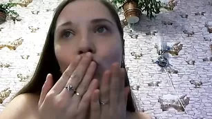 Блаженная куртизанка Hello_x_pussy's облизывает соски