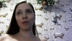 Блаженная куртизанка Hello_x_pussy's облизывает соски