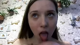 Блаженная куртизанка Hello_x_pussy's облизывает соски