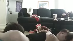 Жаркая брюнеточка занимается сексом в пизду