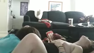 Жаркая брюнеточка занимается сексом в пизду