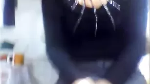 Изящная куколка злата возбуждает сочной попой