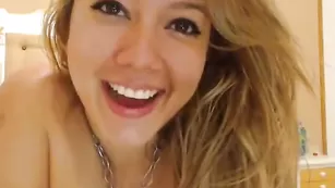 Похотливые дамочки naomysensual показывают сиськи
