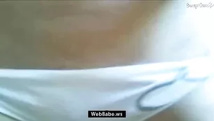 Восхитительная девка LionelaLove эротично себя ласкает