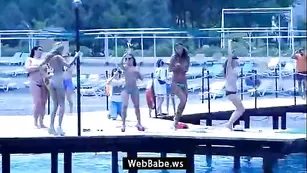 Симпатичный состав Камеди Вумен отдыхает топлес