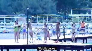 Симпатичный состав Камеди Вумен отдыхает топлес