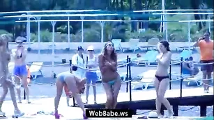 Симпатичный состав Камеди Вумен отдыхает топлес