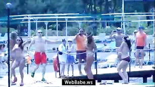 Симпатичный состав Камеди Вумен отдыхает топлес