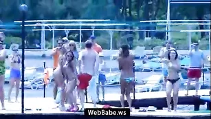 Симпатичный состав Камеди Вумен отдыхает топлес