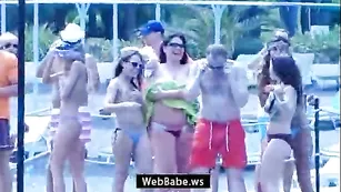 Симпатичный состав Камеди Вумен отдыхает топлес