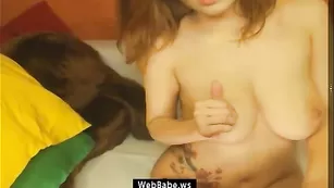 Shinylove2 засунула в киску пальчики