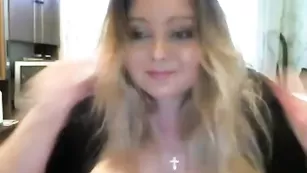 Светловолосая толстуха ksenja развлекается с фаллосом