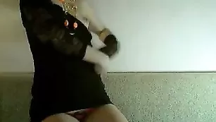 Худенькая шлюшка Night_Cat смачно мастурбирует пизду