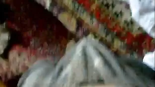 Миленькая девочка взяла в ротик