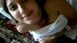 Миленькая девочка взяла в ротик