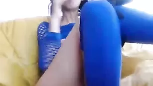 Грудастая барышня жестко мастурбирует очко