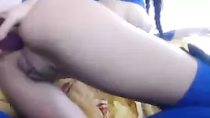 Грудастая барышня жестко мастурбирует очко