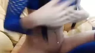 Грудастая барышня жестко мастурбирует очко