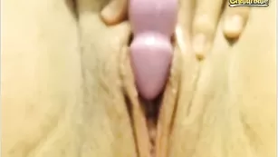 Пышная сосочка Absinthee ласкает половые губки